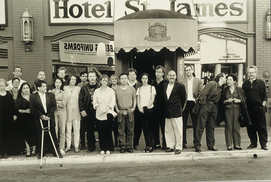 Gonzalo Díaz y el primer grupo de artistas residentes en el frontis del hotel St. James en el marco de la exposición INSITE97_