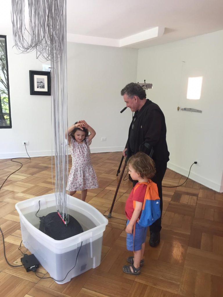 Gonzalo Díaz en la exposición Notizen en Galería D21 junto a un niño y una niña