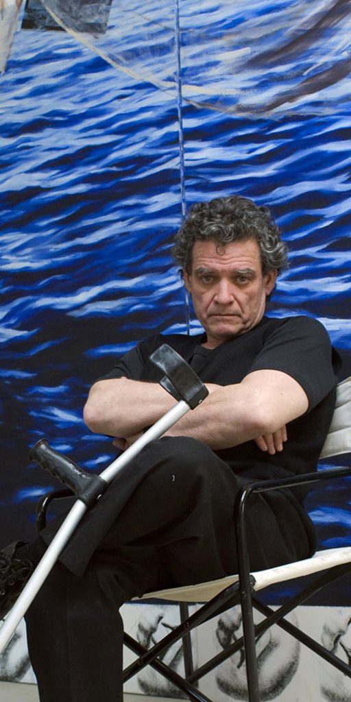 Gonzalo Díaz junto a la obra Tratado del Entendimiento Humano